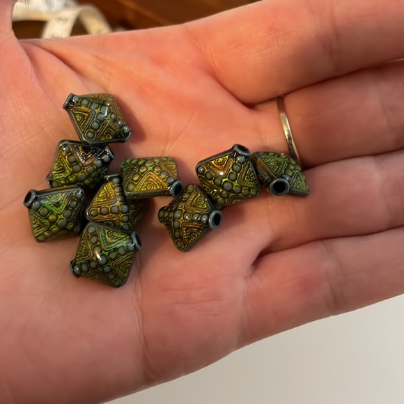 9 triangular color change beads - Picture 2 of 3